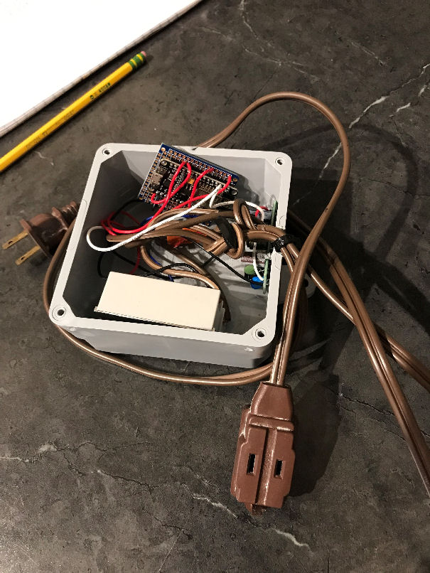 Prototipo del controlador dentro de una caja Cantex